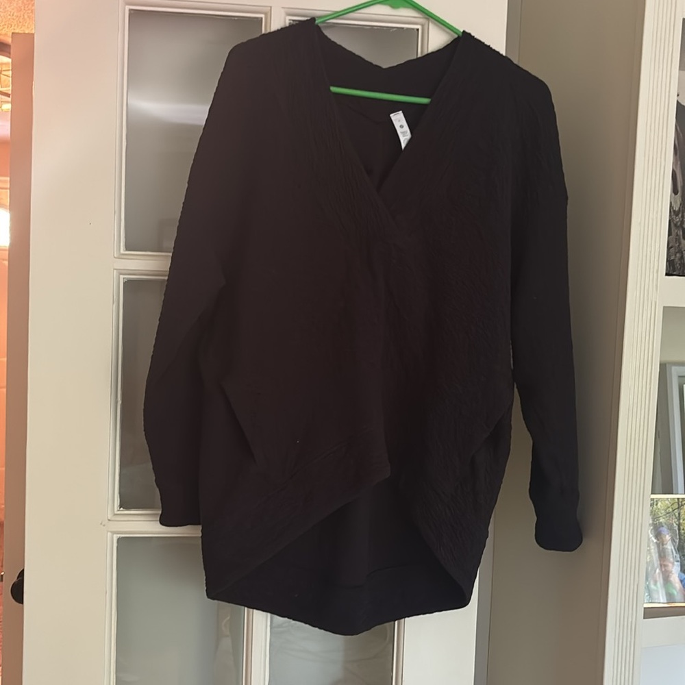 Size 4 black textured Lululemon pull over